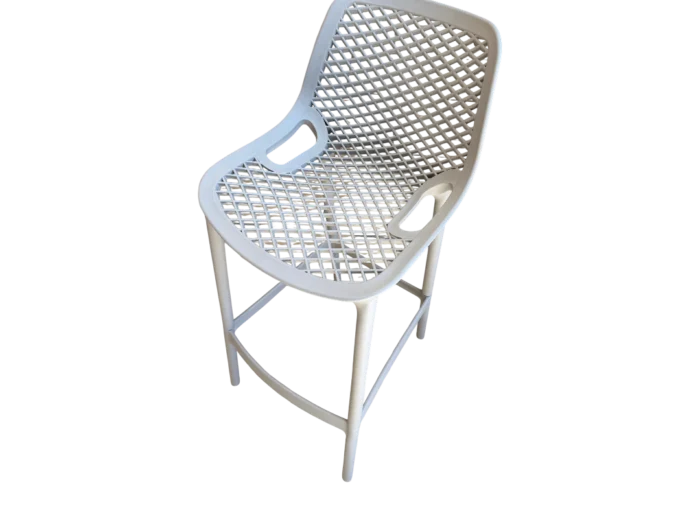 Chaise de bar taupe KANGA avec structure en plastique et assise en résine tressée, idéale pour un espace extérieur ou intérieur moderne.