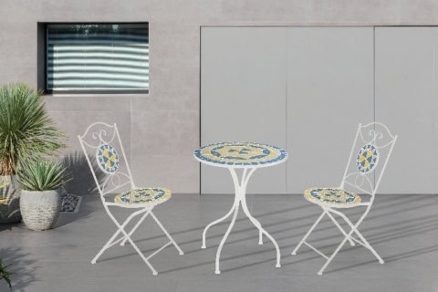 Série de mobilier extérieur en fer forgé blanc avec mosaïque colorée, idéale pour patio ou balcon, pour profiter du soleil et des soirées d’été.