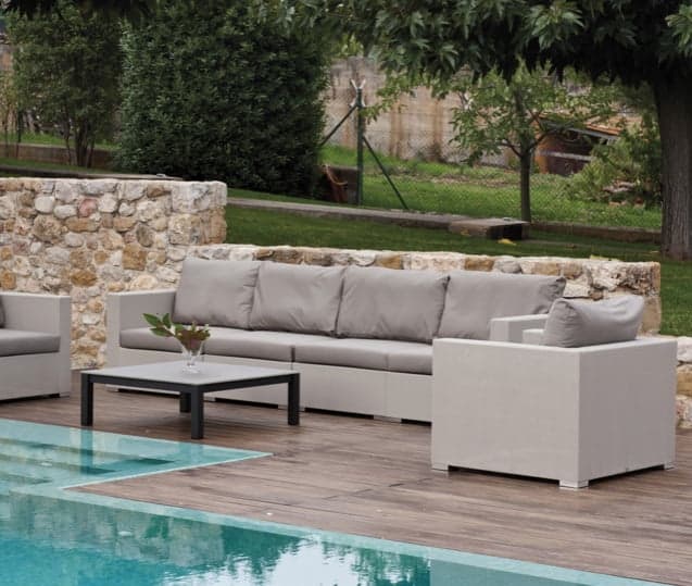 Week-end, espace détente autour de la piscine avec mobilier moderne en extérieur, ambiance relaxante et conviviale, jardin verdoyant, idéal pour profiter du soleil, séjour en famille ou entre amis, design extérieur élégant.