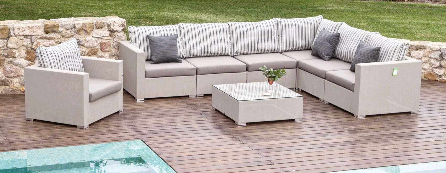 Luminaires de jardin modernes avec salon extérieur en blanc, parfaits pour un week-end détente en plein air.