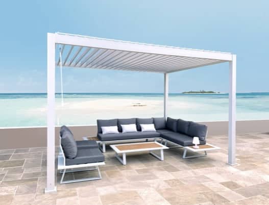Idéal pour profiter du soleil et de la vue, cet espace lounge de plage en extérieur avec pergola design, installé sur la terrasse face à la mer.